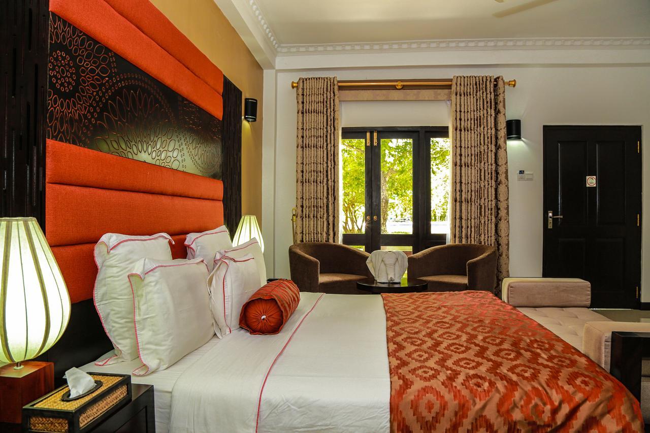 Hotel Oak Ray Elephant